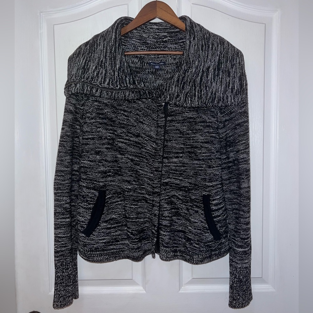 American Eagle, size XL zip-up sweater.
